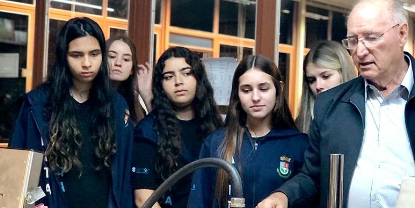 Visita de jovens estudantes na Dimel